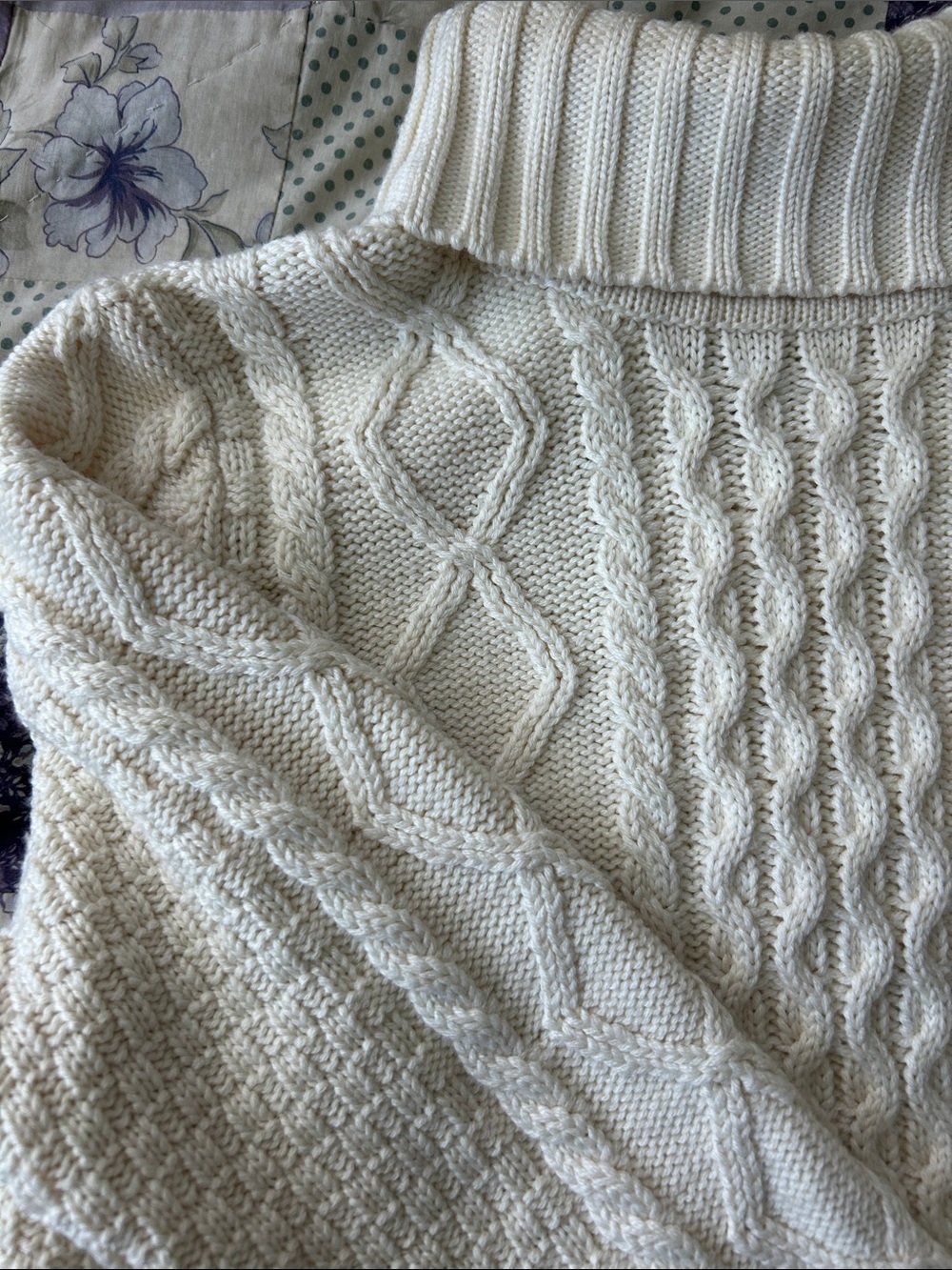 Wool blend cabled turtleneck sweater, L